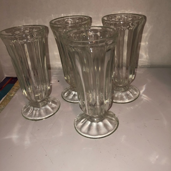Elegant Clear Glass Sundae Cups Set of 4 , reminiscent of  old ice cream parlour - Picture 7 of 7